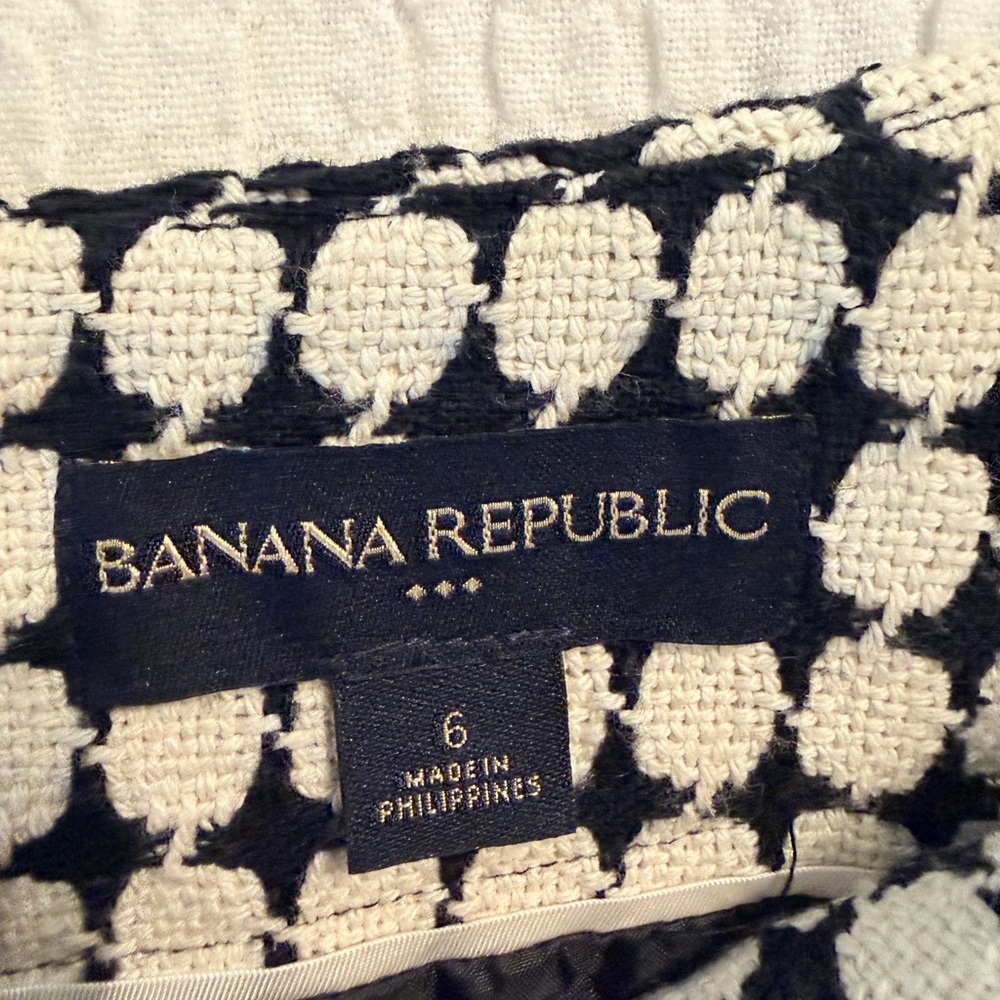 Banana Republic Black & Cream Pattern Pencil Skirt – Timeless Polished Style 🖤 - Picture 4 of 9